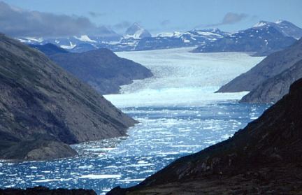 Glaciär når sin fjord